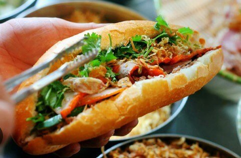 Món bánh mì kẹp đậm đà hương vị truyền thống Hà Nội với đầy đủ nhân hấp dẫn.
