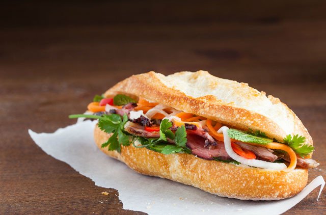 Món bánh mì kẹp thịt Sài Gòn hấp dẫn, một phần quan trọng khi giới thiệu về bánh mì Sài Gòn