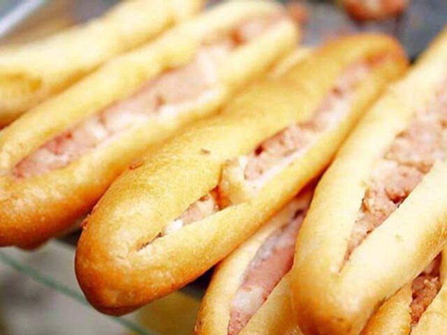 Món bánh mì que Ông Cuông Hải Phòng giản dị nhưng đầy sức hấp dẫn, là đặc sản không thể bỏ qua trong bài đánh giá về tiệm bánh mì cay Ông Cuông.