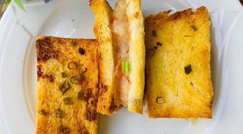 Món bánh mì sandwich kẹp tôm nướng thơm ngon, giàu đạm cho bữa sáng dinh dưỡng