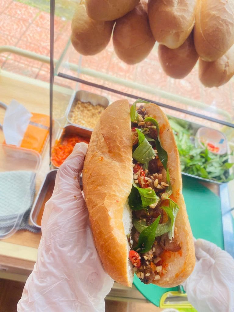 Món bánh mì xiên nướng hấp dẫn tại Bảo Lộc với thịt nướng vàng ươm