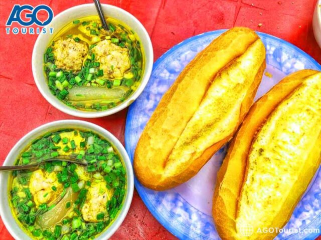 Món bánh mì xíu mại Đà Lạt nóng hổi với bánh mì giòn tan
