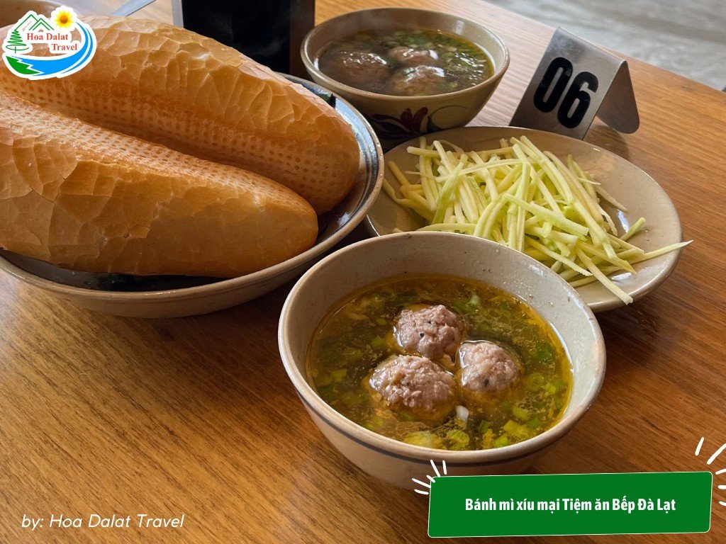 Món bánh mì xíu mại tại Tiệm Ăn Bếp hòa quyện giữa bánh mì giòn rụm và xíu mại mềm mại, béo ngậy