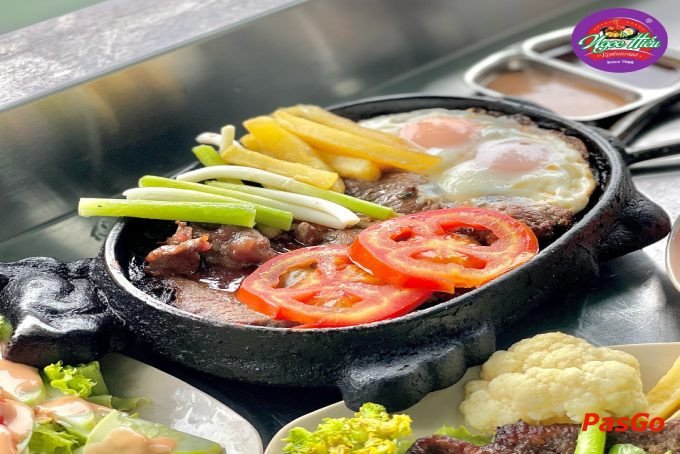 Món bít tết New York đặc trưng, hương vị càng thêm trọn vẹn khi thưởng thức cùng bánh mì Ngọc Hiếu