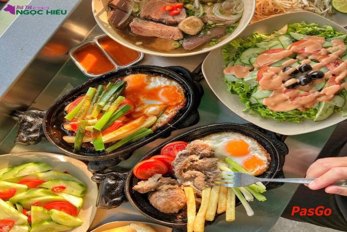 Món bít tết truyền thống tại Ngọc Hiếu, thường kèm theo bánh mì Ngọc Hiếu giòn ngon