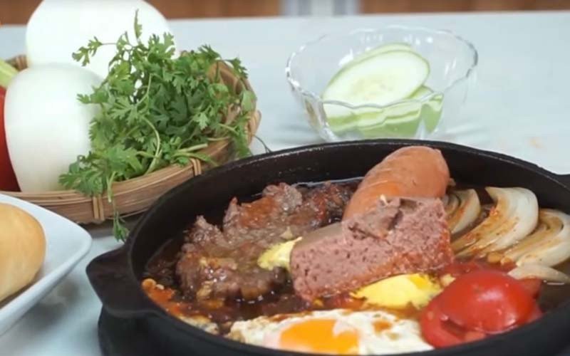 Món bò áp chảo bít tết trình bày đẹp mắt ăn cùng bánh mì