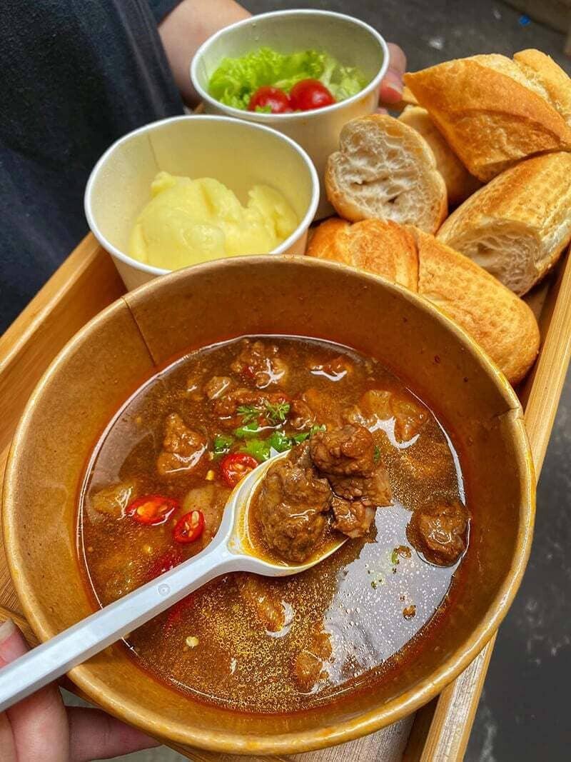 Món bò sốt vang đậm đà, ăn kèm bánh mì giòn rụm