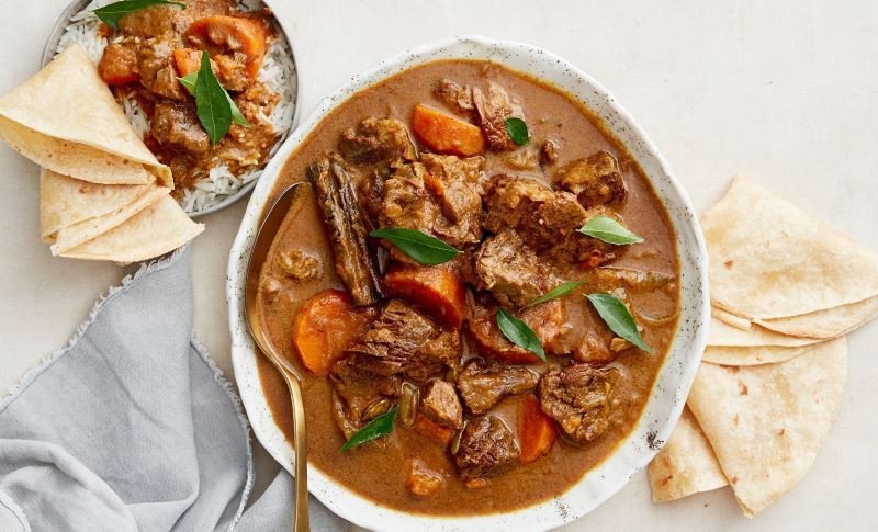 Món cà ri bò thành phẩm nóng hổi, sánh mịn với màu sắc hấp dẫn, sẵn sàng thưởng thức cùng bánh mì