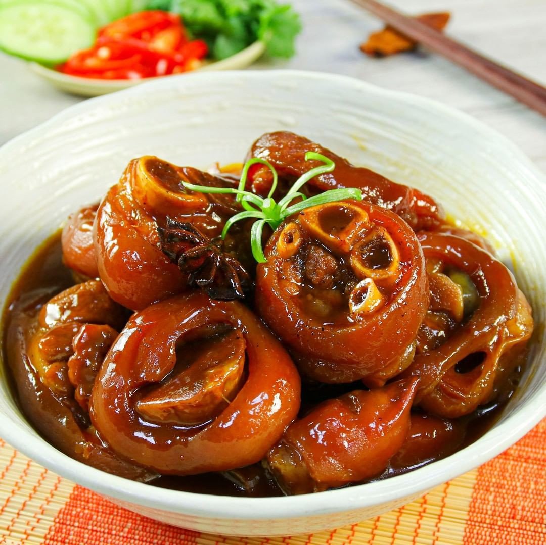 Món chân giò hầm nấm hương đậm đà, lý tưởng cho bữa ăn gia đình cùng bánh mì