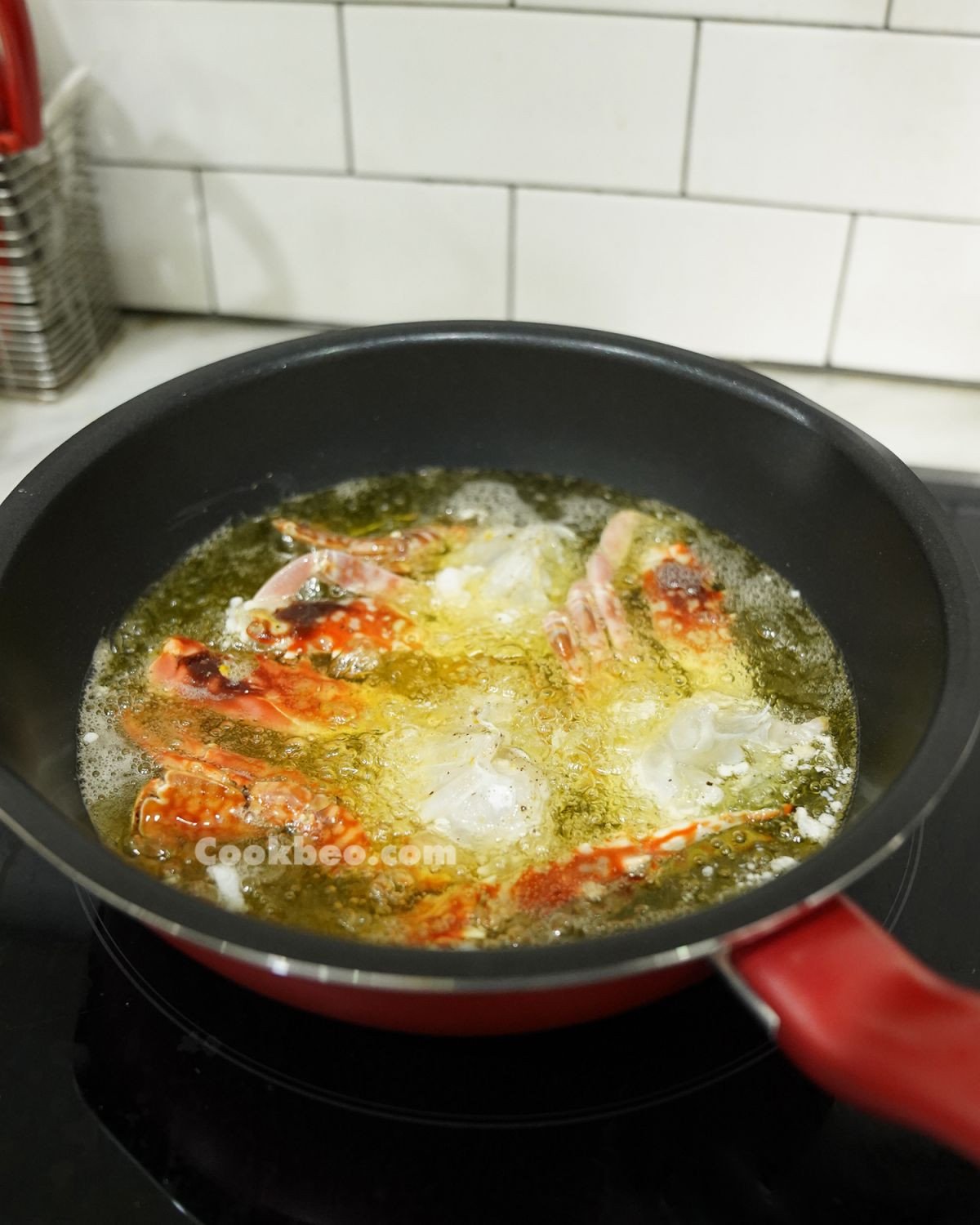 Món ghẹ đang được chiên vàng giòn trong chảo dầu nóng