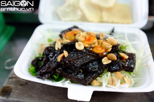 Món gỏi khô bò đu đủ giòn tan, một lựa chọn khác tại quán nổi tiếng với bánh mì khô bò.