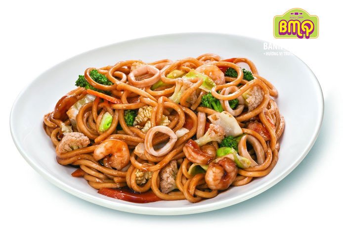 Món mì xào Yakisoba truyền thống với rau củ và thịt, sẵn sàng kẹp trong bánh mì