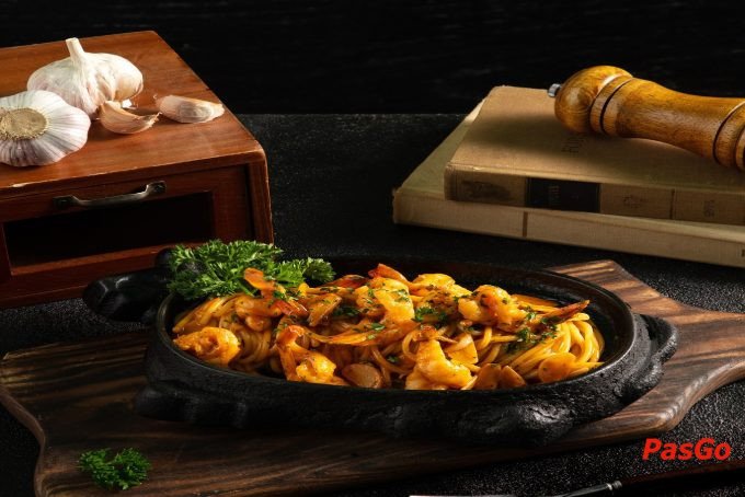 Món Mì Ý sốt tôm tươi ngon, kết hợp hoàn hảo với bánh mì chất lượng cao