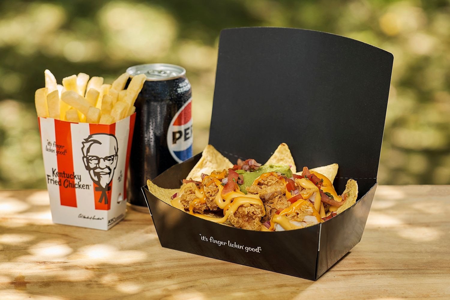 Món nachos Zinger gà rán KFC với khoai tây chiên, sốt phô mai và rau củ