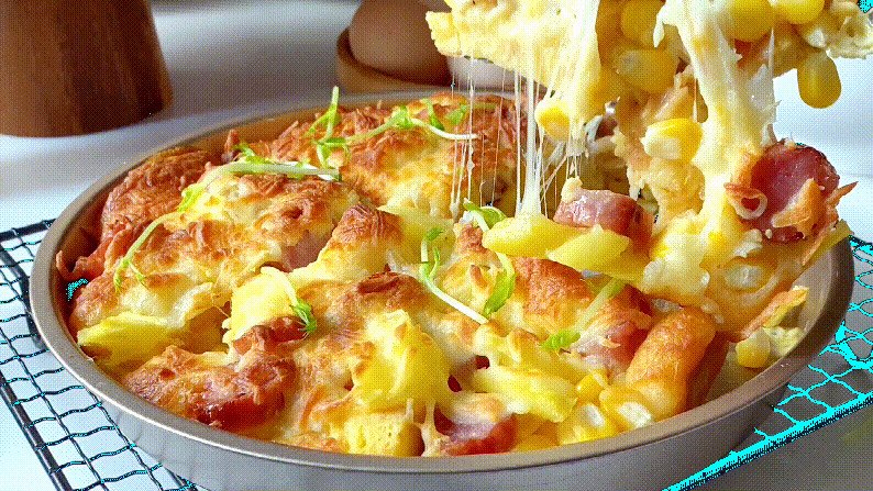 Món pizza hấp dẫn làm từ bánh mì cũ đã hoàn thành, sẵn sàng thưởng thức