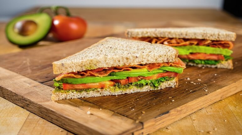 Món sandwich cuộn thịt nguội phô mai trứ danh
