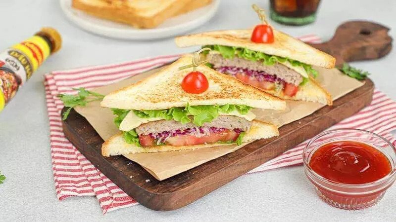 Món sandwich kẹp trứng ốp la chế biến từ bánh mì vuông Staff hấp dẫn