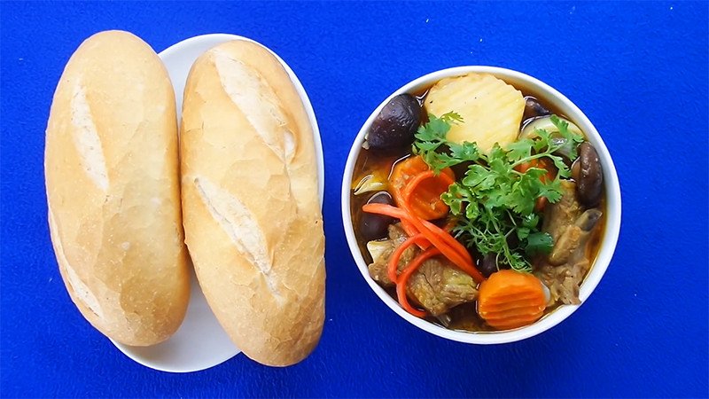 Món sườn nấu nấm ăn bánh mì hoàn chỉnh