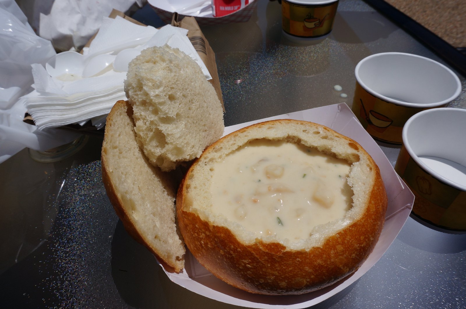 Món súp kem nghêu truyền thống được phục vụ trong vỏ bánh mì tròn giòn rụm tại Fisherman's Wharf