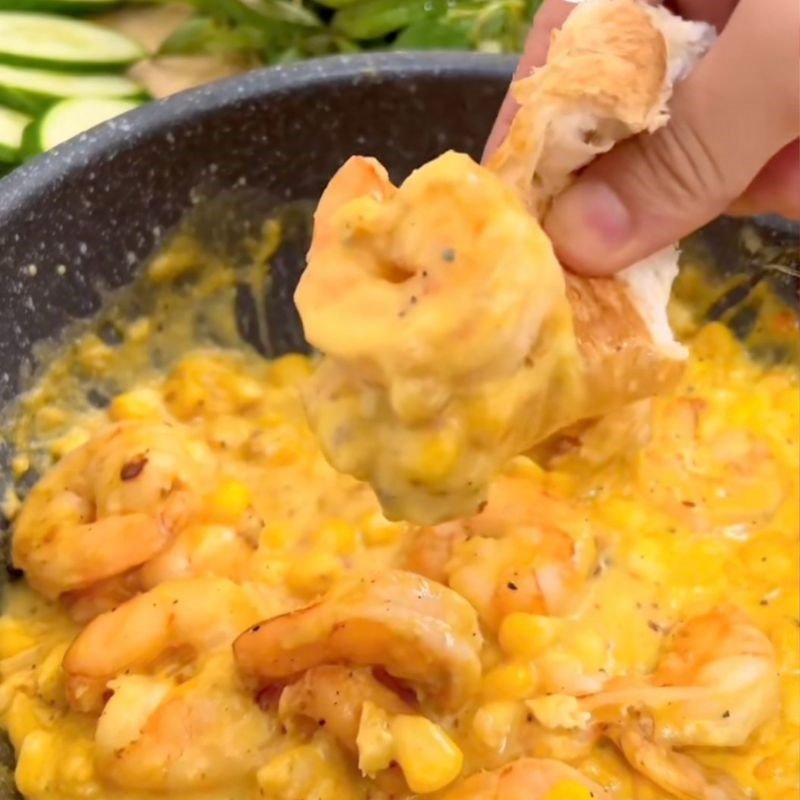 Món tôm sốt trứng muối chấm bánh mì thơm lừng, hấp dẫn