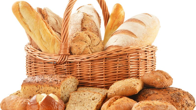 Một bàn ăn thịnh soạn với nhiều loại bánh mì khác nhau, cho thấy sự đa dạng nhưng cũng nhắc nhở về lượng calo cần kiểm soát