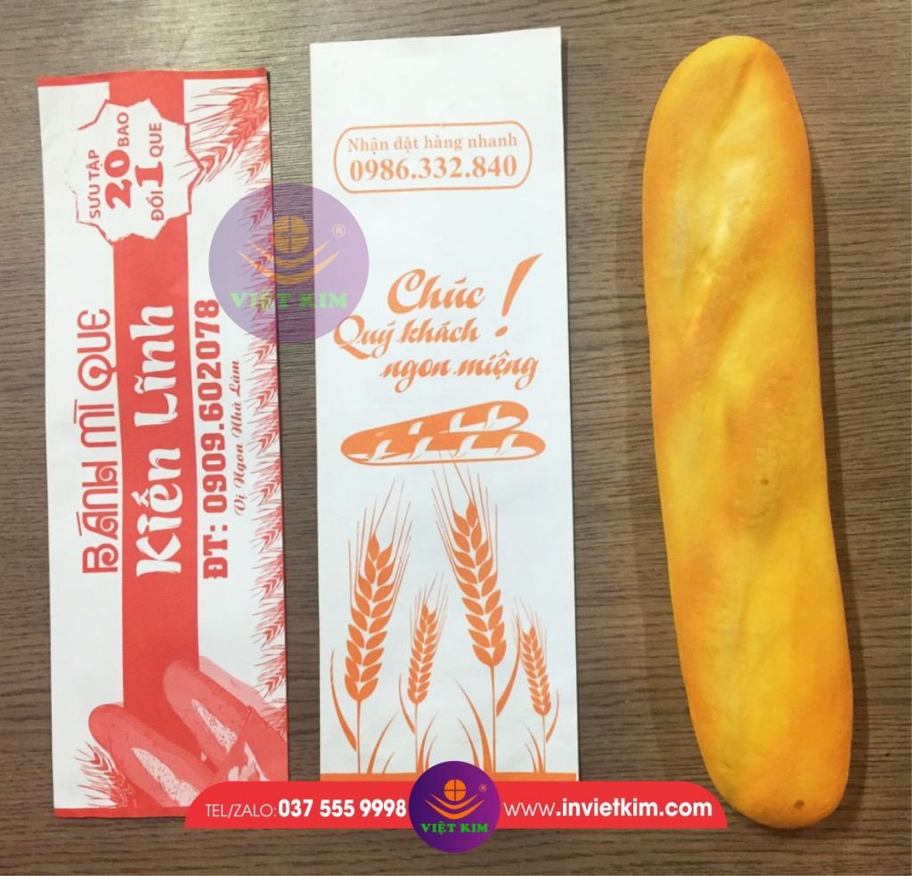 Một bao bì bánh mì que màu trắng có in hình bánh mì và chữ đơn giản