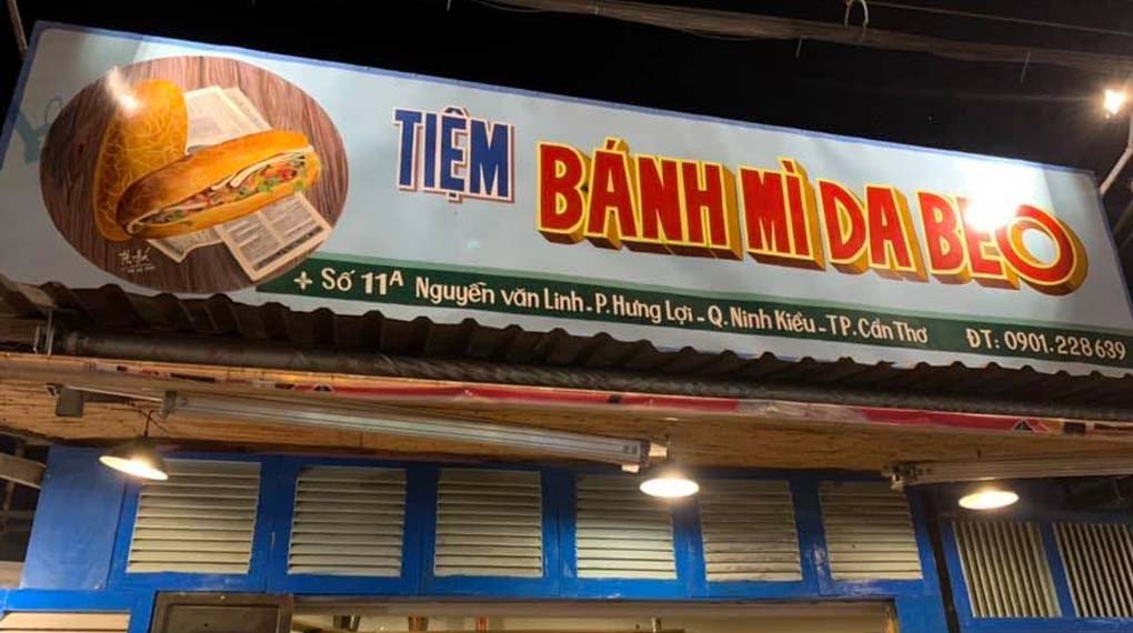 Một biển quảng cáo bánh mì lớn bằng bạt Hiflex với hình ảnh và thông tin rõ nét, dễ đọc
