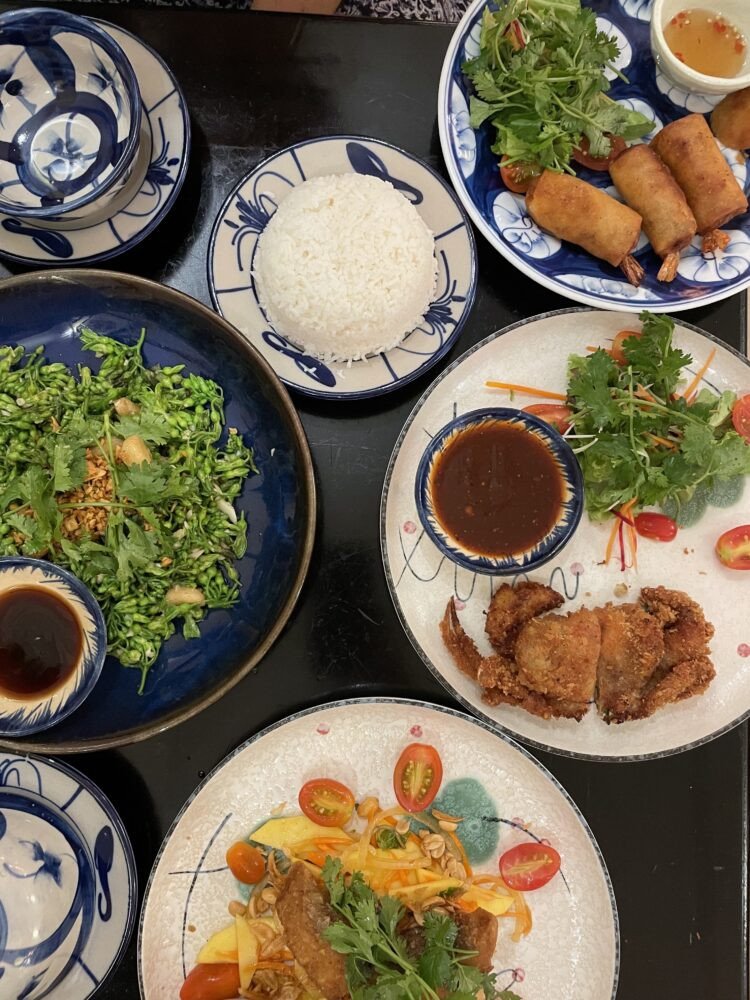 Một bữa tối thịnh soạn tại nhà hàng Den Long, Quận 1 (gần Quận 3)