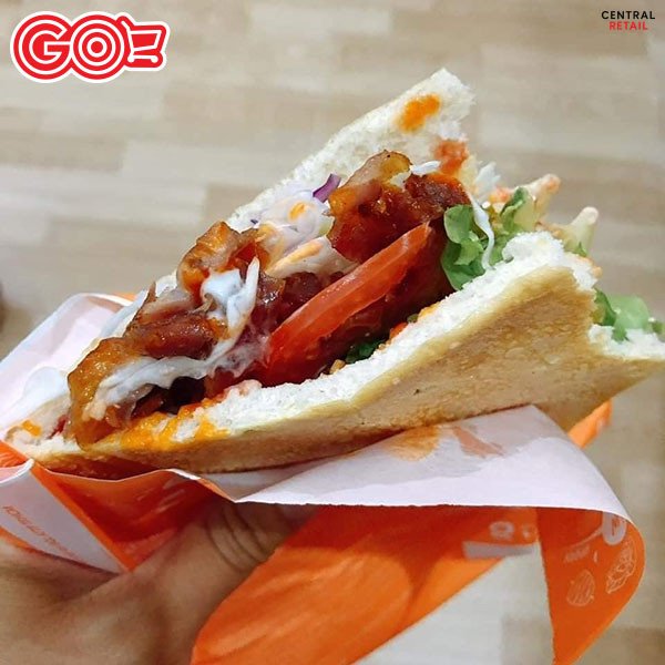 Một chiếc bánh mì Doner Kebab Thổ Nhĩ Kỳ hình tam giác đầy ắp nhân thịt và rau củ.