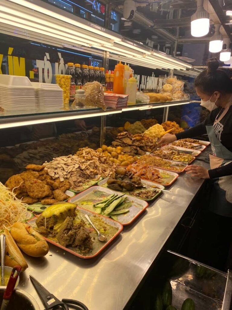 Một chiếc bánh mì Ngọc Hà nóng hổi, chứa đựng đủ loại nhân phong phú, hấp dẫn, khiến mọi giác quan của bạn phải mê mẩn