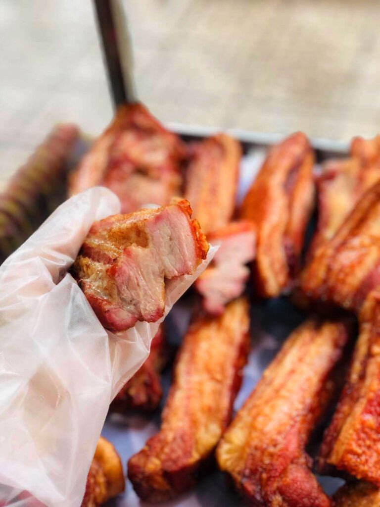 Một chiếc bánh mì Ông Phú Đạt Đà Nẵng đầy đặn nhân heo nướng lu