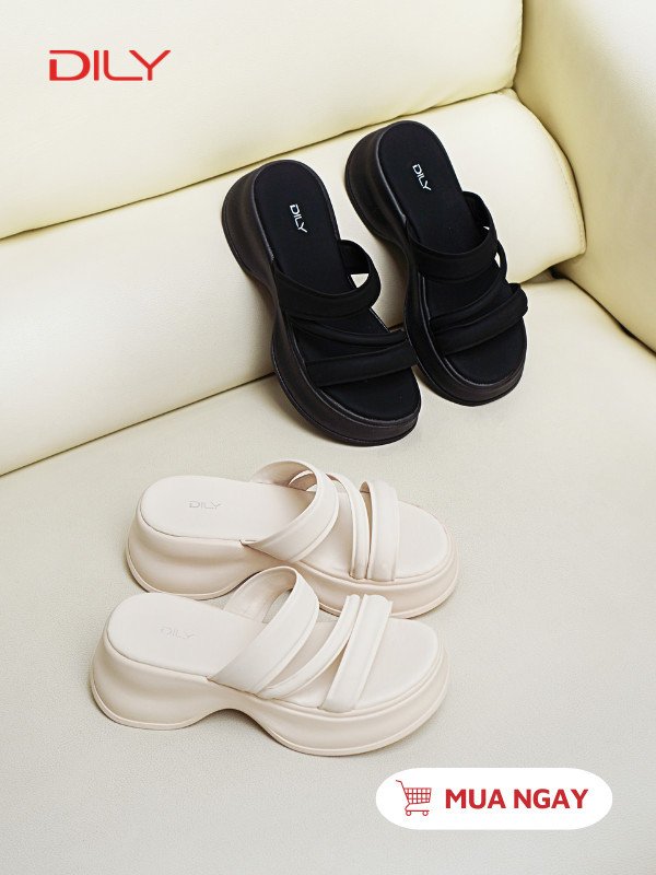 Một cô gái đang tạo dáng với đôi dép bánh mì mũi tròn màu đen, quai mảnh, toát lên vẻ xinh xắn và dễ thương.