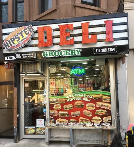 Một cửa hàng deli với nhiều loại thực phẩm và đồ ăn sẵn