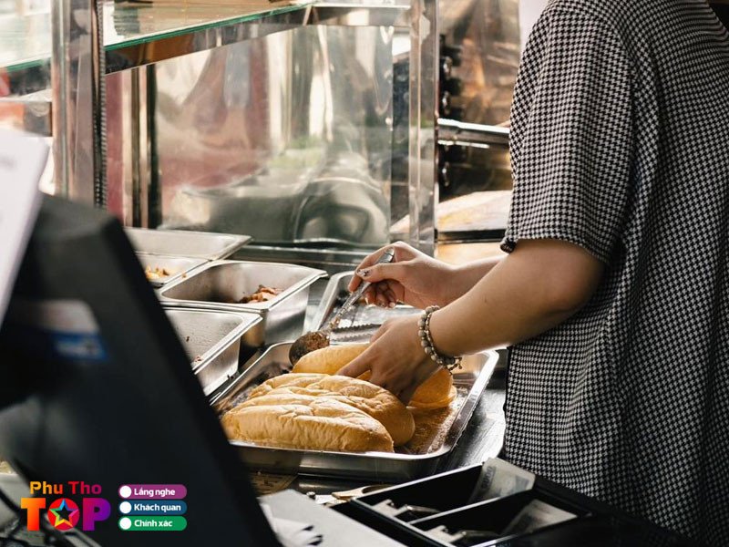 Một góc quầy bánh mì với vỏ bánh nóng giòn
