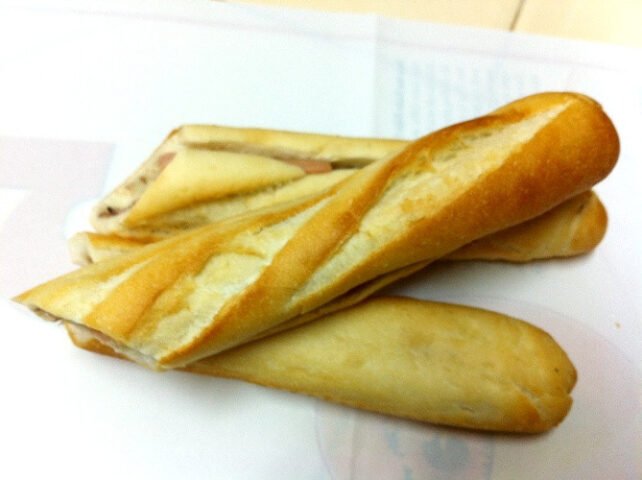 Một khay bánh mì que nóng giòn với nhiều loại nhân hấp dẫn, gợi ý cho quán bán bánh mì gần đây chất lượng.