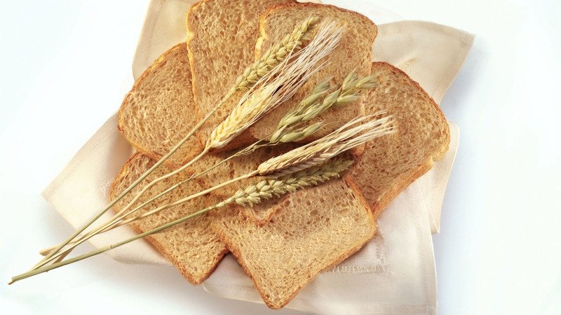 Một lát bánh mì lúa mạch thơm ngon trên thớt gỗ, phù hợp cho người giảm cân và tiểu đường