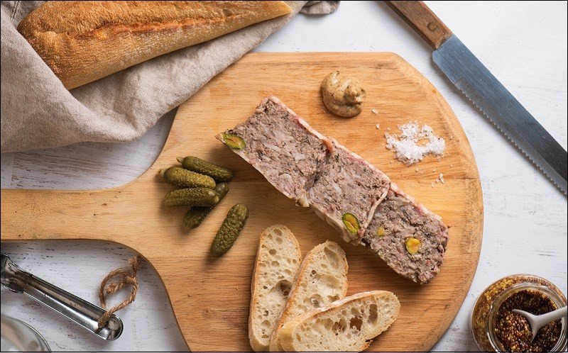 Một miếng pate mềm mịn, thơm ngậy, chuẩn vị là yếu tố then chốt tạo nên chiếc bánh mì pate ngon hảo hạng
