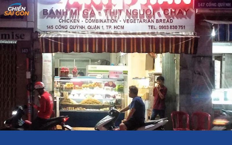 Một ổ bánh mì Anh Phán nóng hổi sẵn sàng phục vụ thực khách Sài Gòn