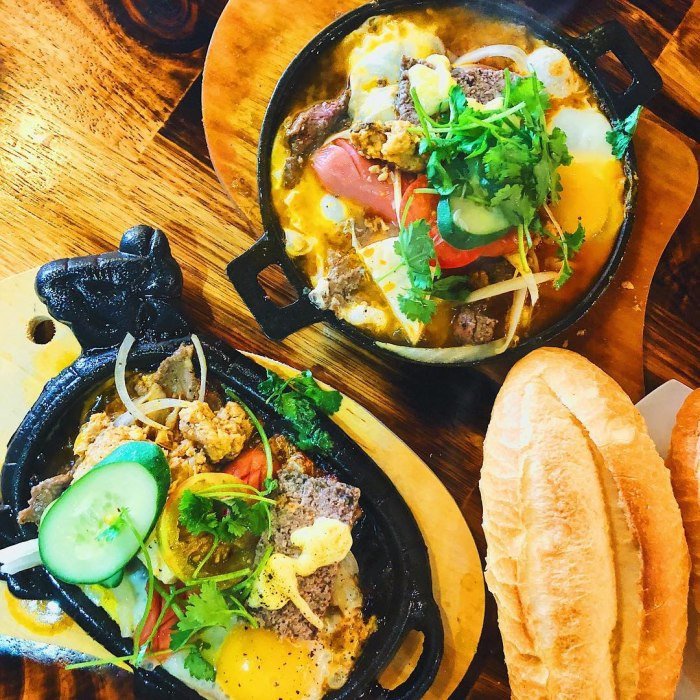 Một ổ bánh mì chảo nóng hổi với đầy đủ topping