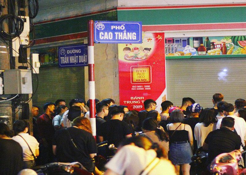 Một ổ bánh mì dân tổ hoàn chỉnh với lớp nhân xào đặc trưng, đầy đặn và hấp dẫn