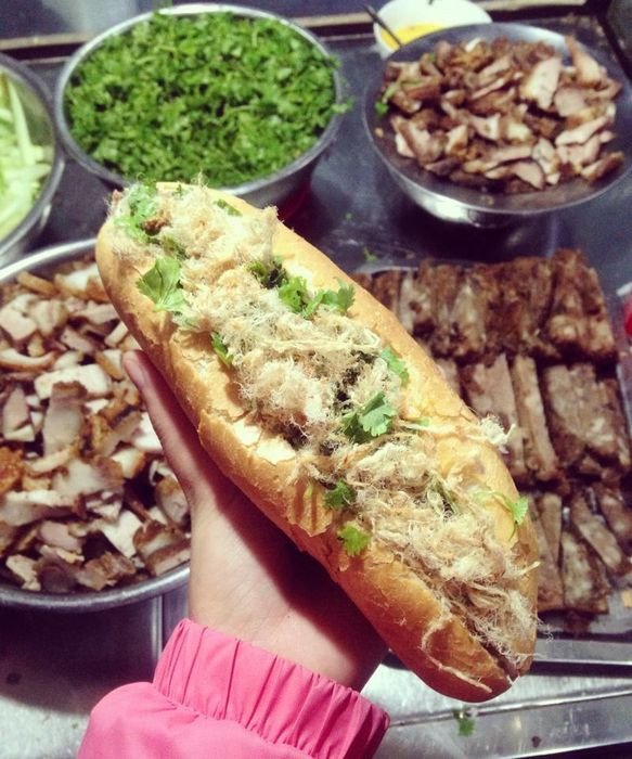 Một ổ bánh mì giòn rụm với nhân đầy ắp tại Bánh Mì Xôi Anh Béo