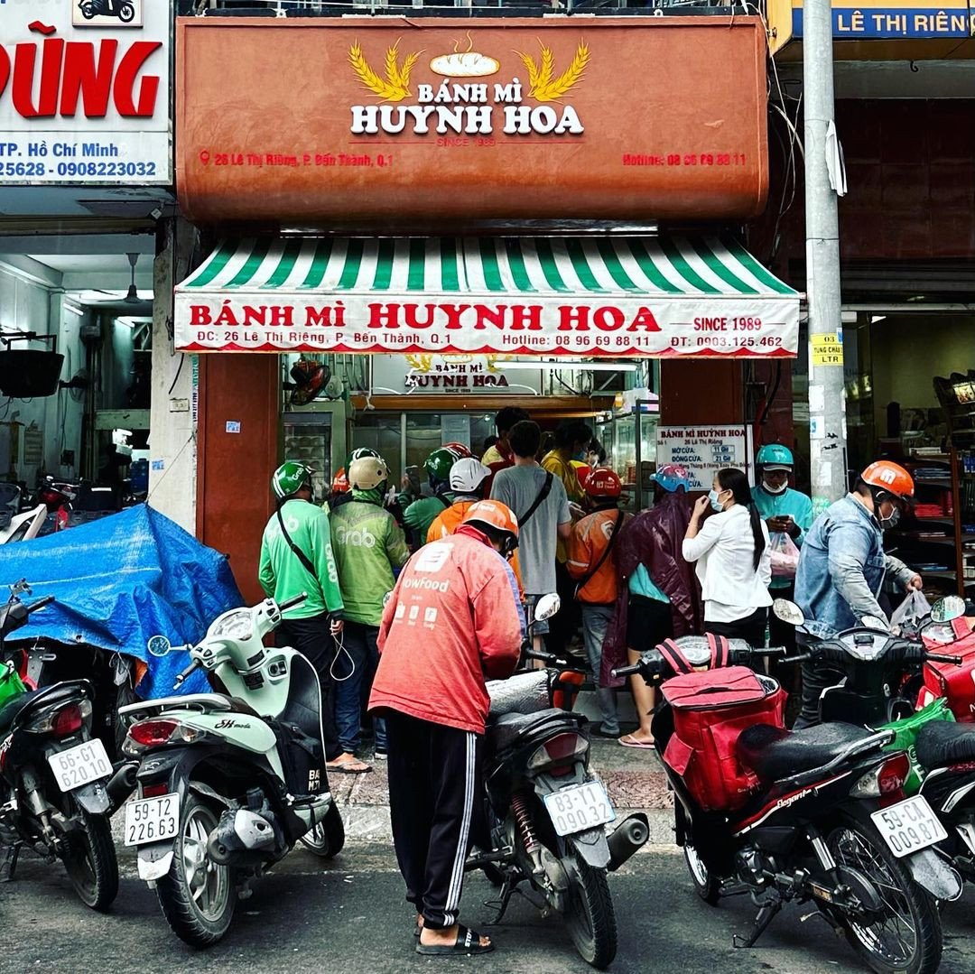 Một ổ bánh mì Huỳnh Hoa đầy đặn được cắt đôi, lộ rõ phần nhân phong phú bên trong