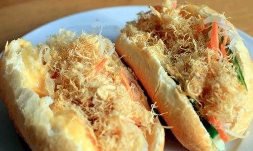 Một ổ bánh mì kẹp giòn rụm thơm ngon, biểu tượng ẩm thực đường phố Đà Nẵng