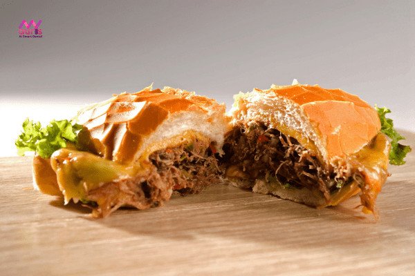 Một ổ bánh mì kẹp nhân đậm đà, gợi liên tưởng đến bánh mì bò lá lốt thơm ngon