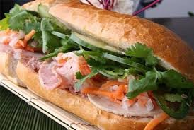 Một ổ bánh mì kẹp pate truyền thống Việt Nam thơm ngon, với vỏ giòn và nhân đầy đặn, biểu tượng ẩm thực đường phố