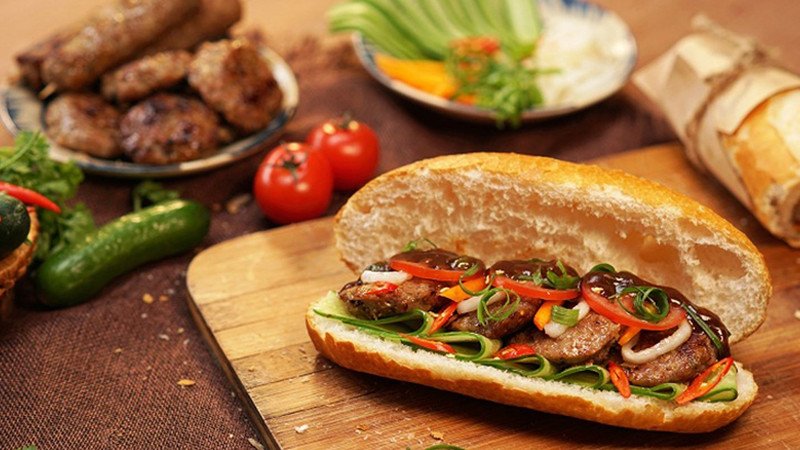 Một ổ bánh mì kẹp thịt Việt Nam truyền thống với lượng calo ước tính