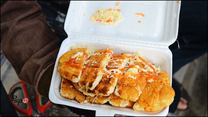 Một ổ bánh mì nướng muối ớt thơm ngon, tiện lợi, hấp dẫn nhiều thực khách