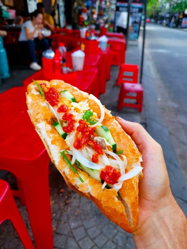 Một ổ bánh mì ốp la thơm ngon được bày trí bắt mắt tại Ốp La Đông Bánh Mì Hội An.