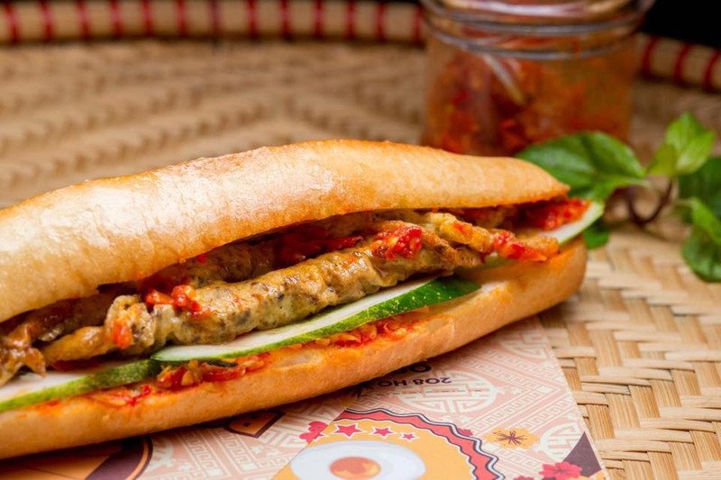 Một ổ bánh mì pate trứng xúc xích với đầy đủ nguyên liệu hấp dẫn
