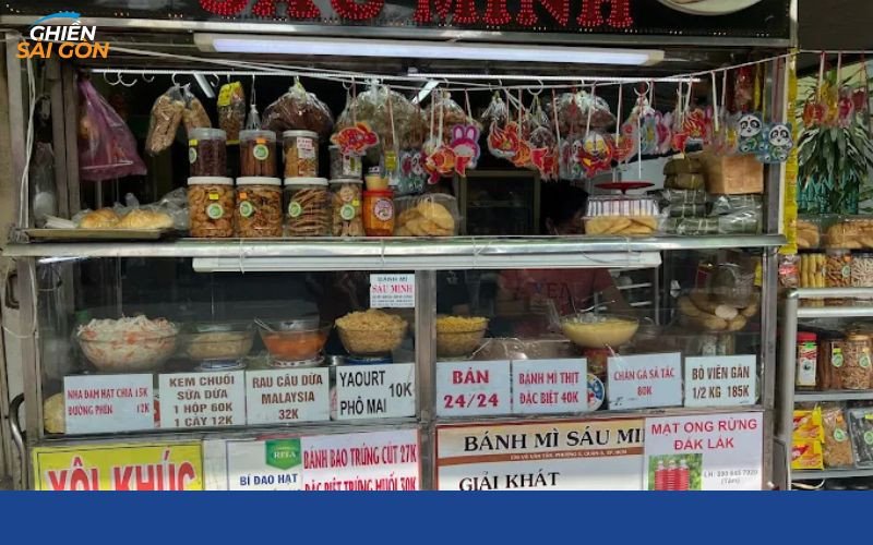 Một ổ bánh mì Sáu Minh đặc biệt với đầy ắp nhân thịt, chả, pate và rau thơm